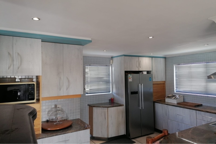 To Let 5 Bedroom Property for Rent in Paradise Beach Western Cape